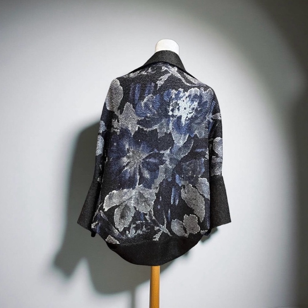 Veeca black/blue crinkle shrug